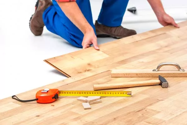 Poser du parquet sur du carrelage sans enlever les plinthes, Cambrai, Nord Tradi Peinture
